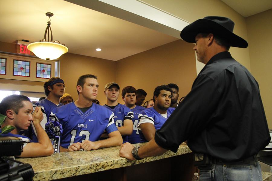 Varsity+football+meets+former+Dallas+Cowboy