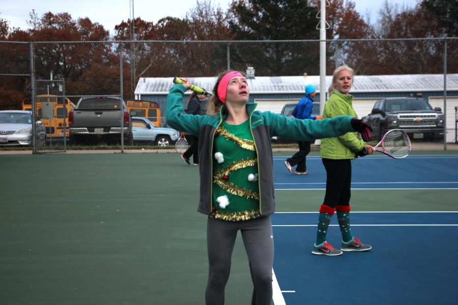 Hope+Nelms+serves+in+her+first+match+of+the+tournament.+The+pro-am+is+a+tournament+tradition+to+kick+off+the+Christmas+season.