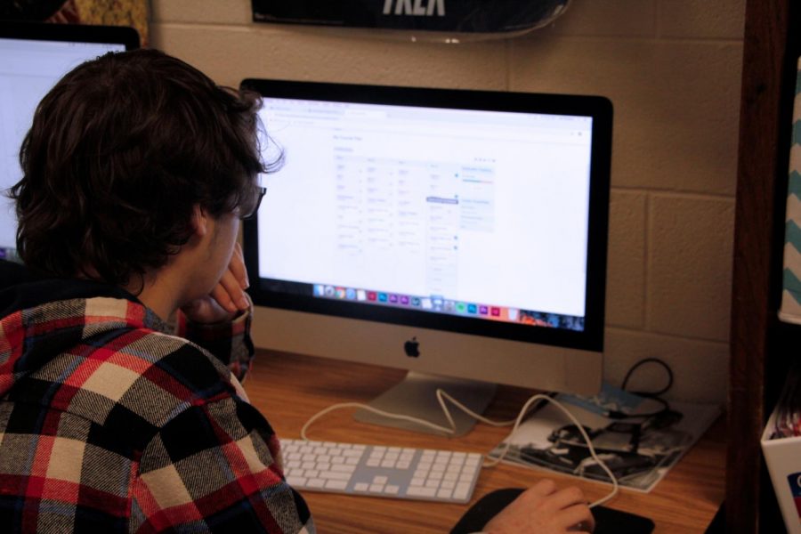 Junior Jude Ratcliff looks through class options. Current junior schedules are due on March 22.