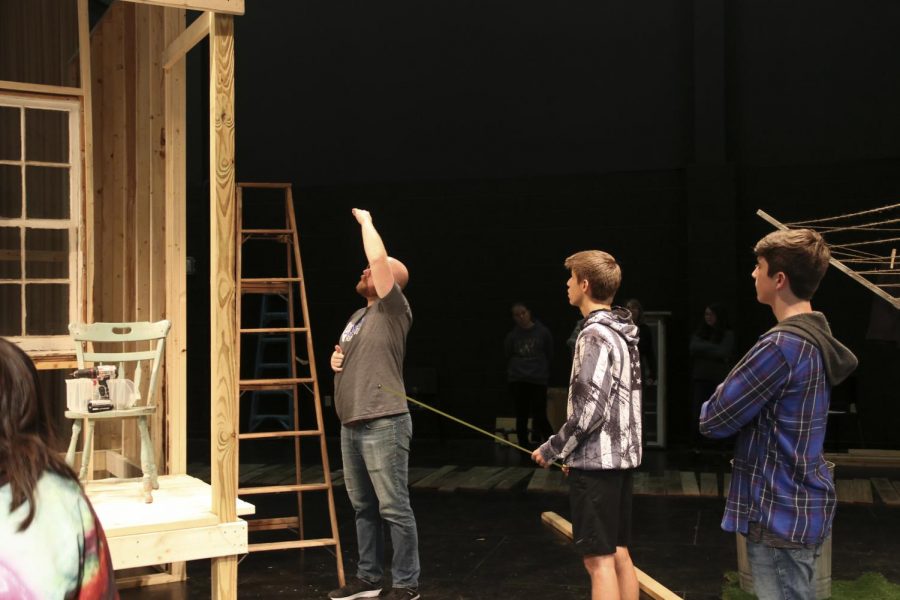Theater+director+John+Jarman+instructs+his+students+on+his+vision+for+the+set+of+Picnic.+The+setting+takes+place+outside+on+labor+day+weekend.