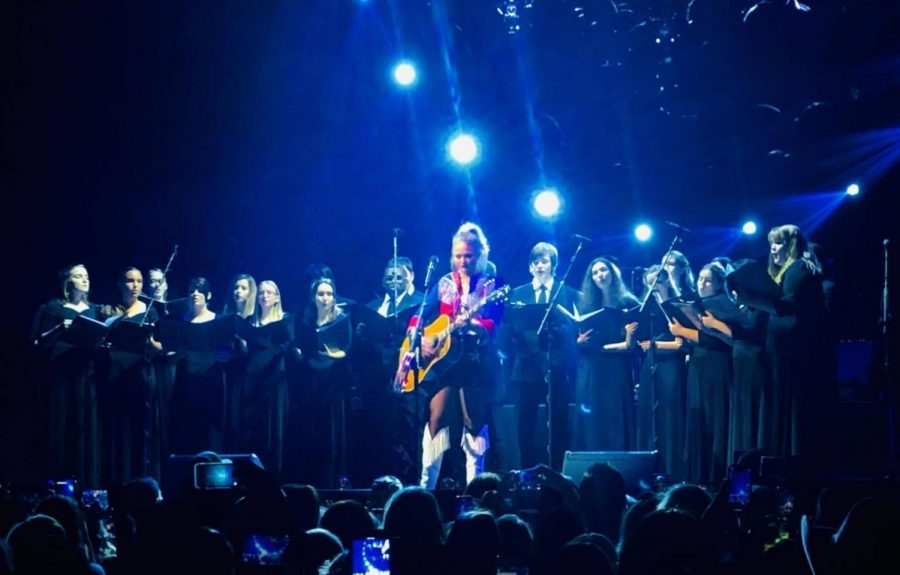 Chorale Sings With Country Superstar Miranda Lambert