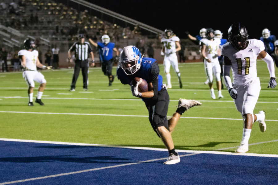 Senior Jacob Seekford scores a touchdown in the first quarter of the game against Kaufman. Seekford caught seven passes and totaled 135 yards.