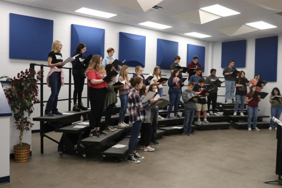Choir+students+practice+during+their+7th+period+class.