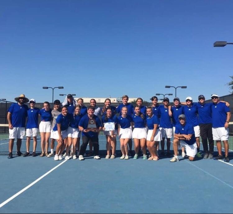 Lindale+Varsity+Tennis+team+poses+with+their+regionals+trophy.+The+team+got+second+overall.+