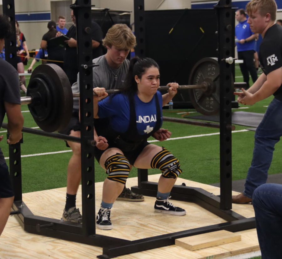 Senior+Kathleen+Goodwin+squats+at+a+meet.+She+qualified+for+regionals.