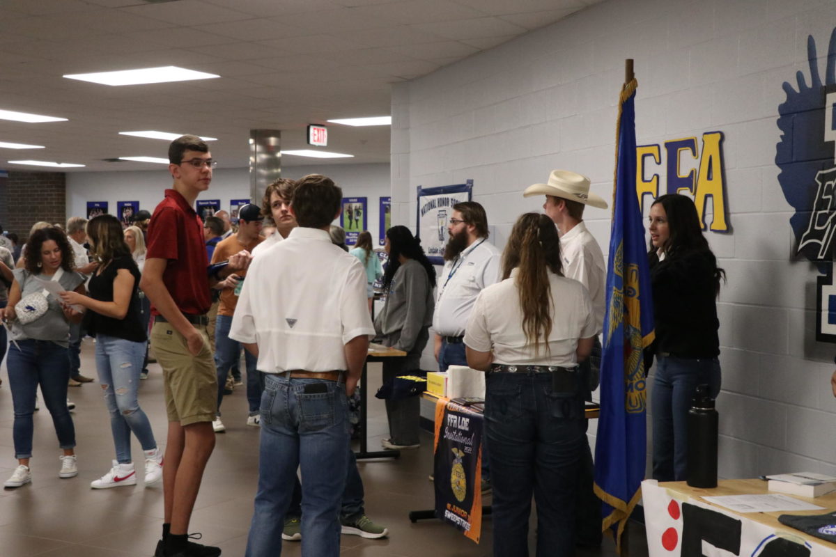 Members+of+the+FFA+department+talk+to+freshman+about+joining+their+club.+They+compete+throughout+the+year+in+various+categories.