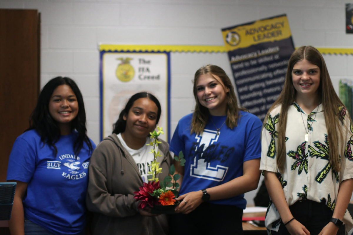 Floral+design+students+show+off+their+completed+Ikebana+projects.