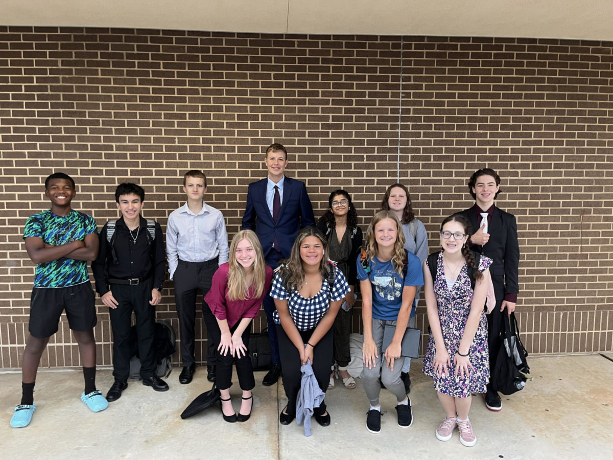 Speech and debate team gets ready to compete at Sabine 