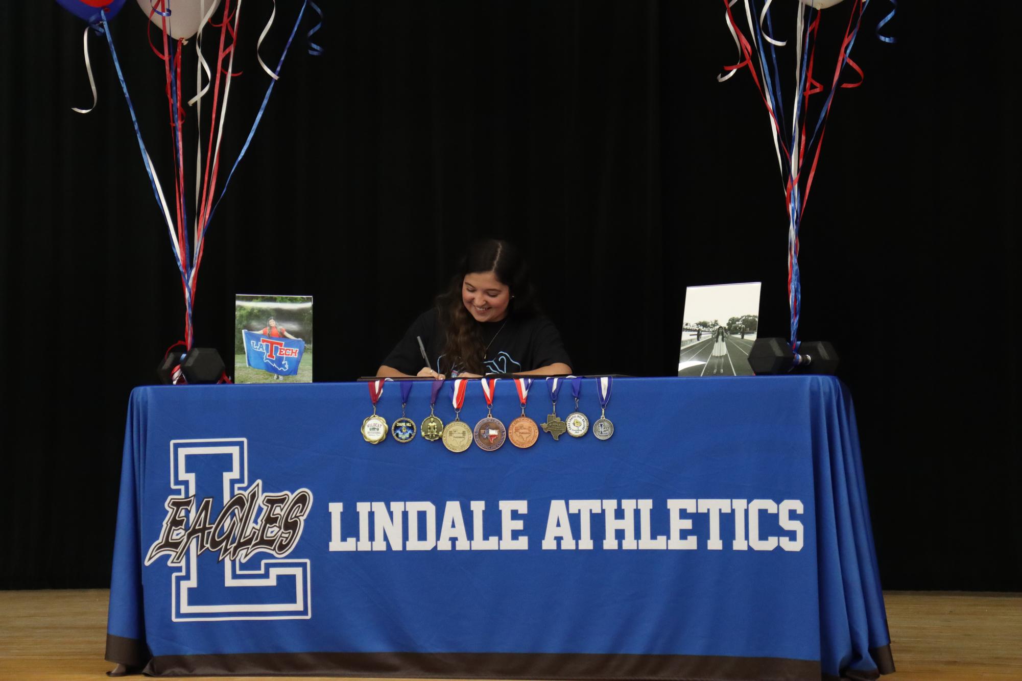 Senior Signs To Lift In College