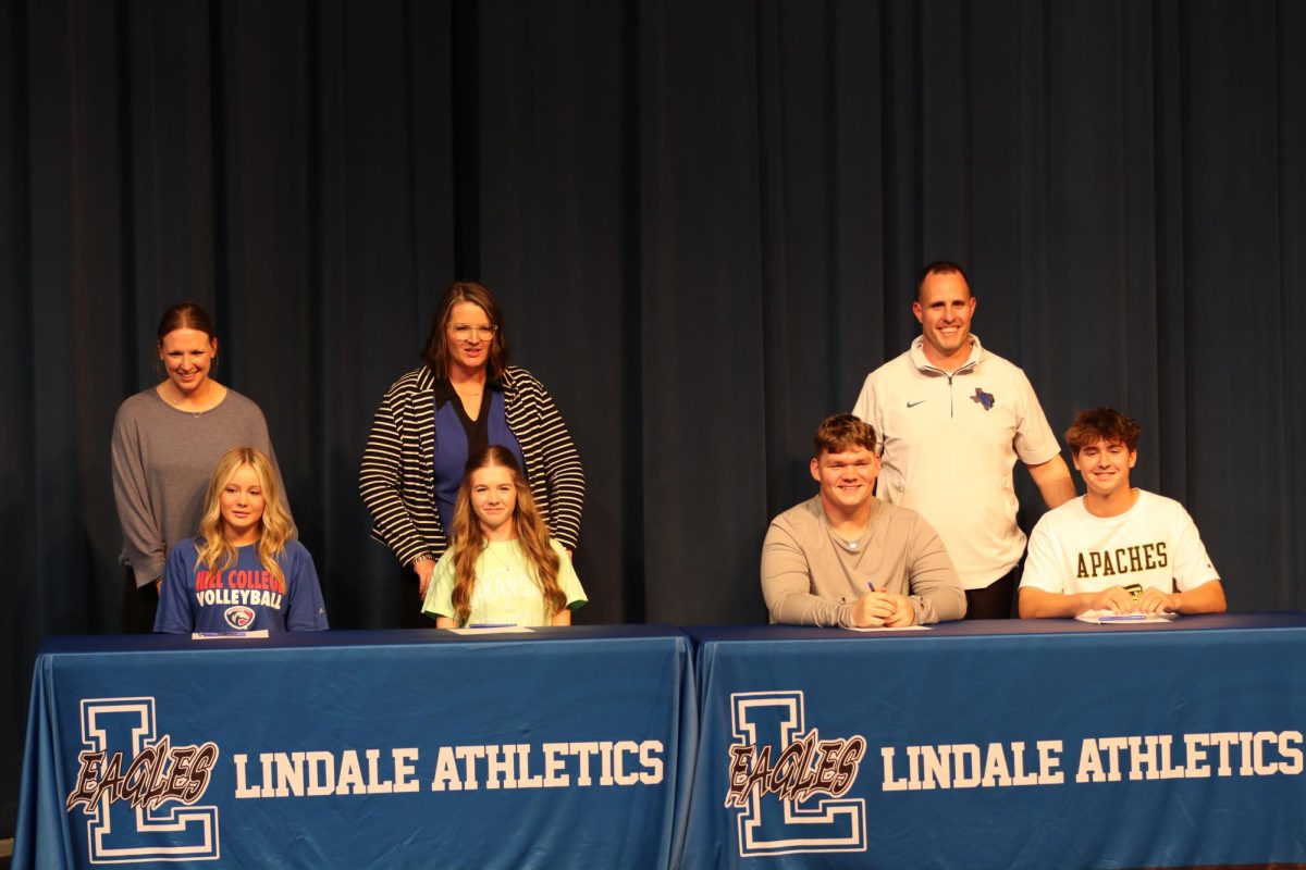 Senior Athleats Sign to College